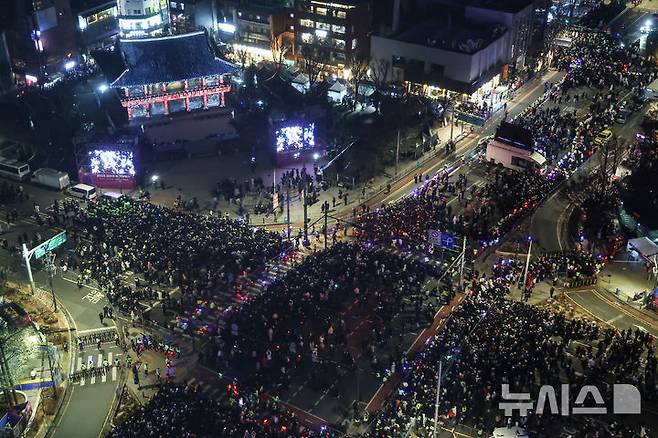 [서울=뉴시스] 배훈식 기자 = 2026년 병오년(丙午年) 새해를 맞은 1일 오전 서울 종로구 보신각을 찾은 시민들이 제야의 종소리를 들으며 한 해 소망을 기원하고 있다.(공동취재) 2026.01.01. photo@newsis.com