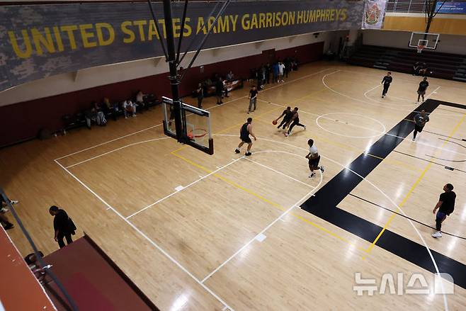 [평택=뉴시스] 배훈식 기자 = 지난달 17일 오후 경기 평택시 세계 최대의 미군 해외기지인 캠프 험프리스 체육 센터에서 주한미군 병사들이 농구를 하고 있다. 2025.12.17. dahora83@newsis.com
