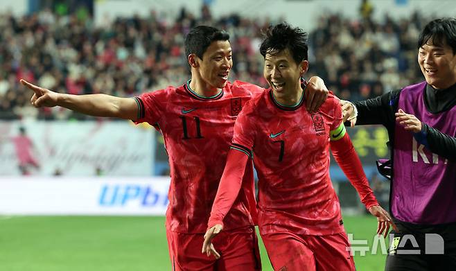 [대전=뉴시스] 강종민 기자 = 14일 오후 대전 유성구 대전월드컵경기장에서 열린 축구 국가대표팀 평가전 대한민국과 볼리비아의 경기에서 선취골을 넣은 손흥민이 황희찬과 기뻐하고 있다. 2025.11.14. ppkjm@newsis.com