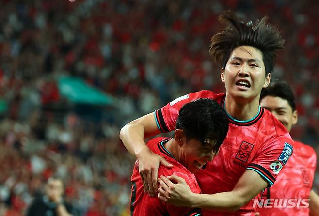 [서울=뉴시스] 황준선 기자 = 대한민국 축구대표팀 이강인이 11일 오후 서울 마포구 서울월드컵경기장에서 열린 2026 국제축구연맹(FIFA) 북중미 월드컵 아시아 지역 2차 예선 조별리그 C조 6차전 한국과 중국의 경기에서 후반전 선취골을 넣고 주장 손흥민과 기뻐하고 있다. 2024.06.11. hwang@newsis.com