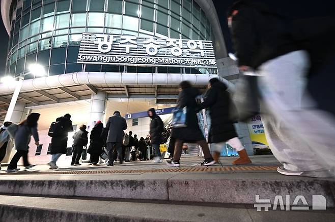 [광주=뉴시스] 이현행 기자 = 26일 오후 광주 광산구 광주송정역 출입구가 이용객들로 붐비고 있다. 2025.12.26. lhh@newsis.com