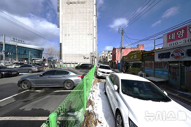 [광주=뉴시스] 이현행 기자 = 지난 26일 오후 광주 광산구 광주송정역 맞은편 골목에 폐업한지 10년 이상 지난 유흥업소들이 방치돼있다. 2025.12.30. lhh@newsis.com