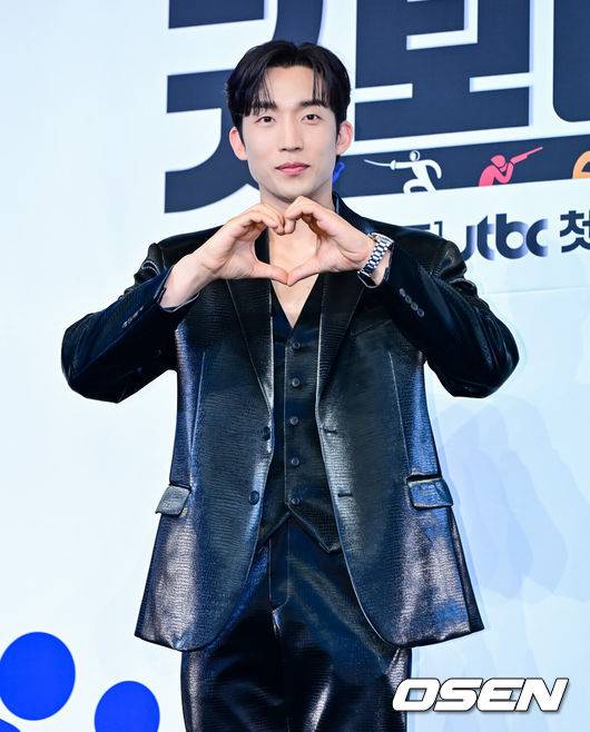 [OSEN=지형준 기자] 29일 오후 서울 구로구 신도림동 더링크서울 트리뷰트 포트폴리오 호텔에서 JTBC 새 토일드라마 ‘굿보이’ 제작발표회가 열렸다.‘굿보이’는 특채로 경찰이 된 전직 국가대표들이 메달 대신 경찰 신분증을 목에 걸고, 비양심과 반칙이 판치는 세상에 맞서는 코믹 액션 청춘 수사극. 박보검, 김소현, 이상이, 허성태, 태원석은 강력범죄 대응을 위한 특수팀으로 뭉쳐 각자의 주특기를 무기삼아 이 땅에 정의로운 ‘룰’을 알릴 예정이다.배우 이상이가 포토타임을 하고 있다. 2025.05.29 /jpnews@osen.co.kr