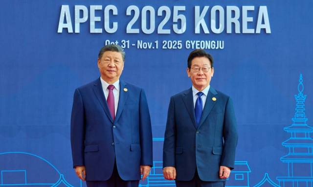 ▲이재명 대통령이 10월 31일 경북 경주화백컨벤션센터(HICO)에서 열린 2025 아시아태평양경제협력체(APEC) 정상회의에서 시진핑 중국 국가주석을 맞이하고 있다. ⓒ 대통령실 제공