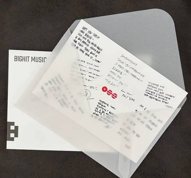 팬들에게 실물로 배송된 편지. 빅히트 뮤직 제공