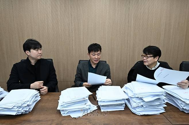 ‘2026 서울신문 신춘문예’ 시 부문 심사위원인 양순모(왼쪽부터) 문학평론가, 이병률 시인, 이광호 문학평론가가 응모작을 살펴보고 있다. 도준석 전문기자