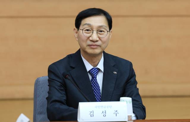 김성주 국민연금공단 이사장이 지난달 서울 종로구 정부서울청사 별관 국제회의실에서 열린 제7차 국민연금기금운용위원회 회의에 참석해 자리하고 있다. 뉴스1
