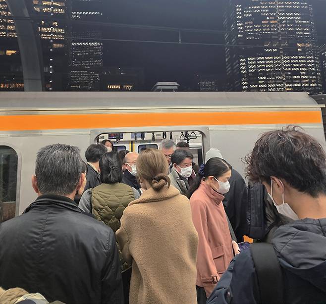 아키하바라역에서 나가레야마시 방면 열차에 탑승하려는 일본 직장인들의 모습 ⓒ시사저널 이태준