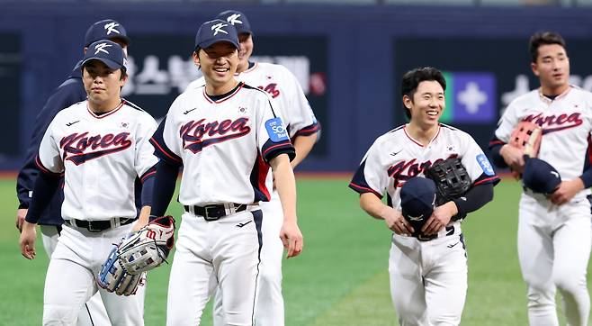 한국 야구대표팀이 지난해 11월 고척스카이돔에서 체코와 평가전을 앞두고 자체 훈련을 진행하고 있는 모습. 뉴시스