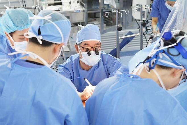 의정부을지대학교병원 송현 병원장(심장혈관흉부외과)이 관상동맥우회술을 집도하고 있다
