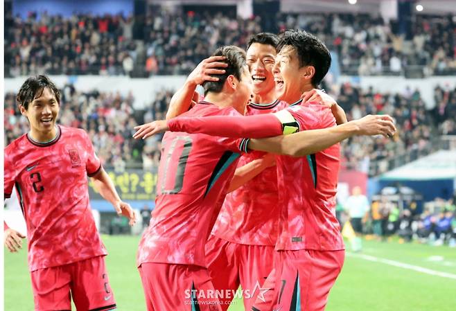 대표팀 주장 손흥민이 지난해 11월 14일 대전월드컵경기장에서 열린  대한민국축구대표팀과 볼리비아(FIFA 랭킹 76위)와의 친선경기에서 후반전 초반 프리킥을 성공시킨 뒤 기뻐하고 있다. /사진=강영조 선임기자