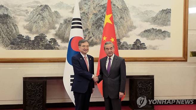 왕이 외교부장 만난 조현 외교부장관 (베이징=연합뉴스) 정성조 특파원 = 17일 오후 중국 베이징 댜오위타이국빈관에서 조현 외교부 장관(왼쪽)과 왕이 중국 외교부장이 만나 악수를 하고 있다. 2025.9.17 [베이징특파원 공동취재] xing@yna.co.kr