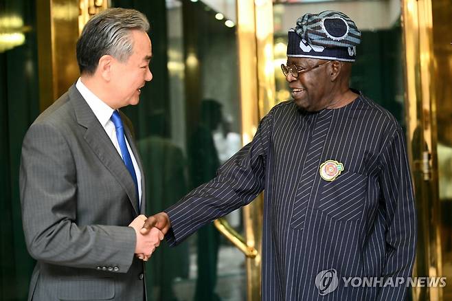 왕이 중국 외교부장과 볼라 티누부 나이지리아 대통령 [EPA 연합뉴스 자료사진. 재판매 및 DB 금지]