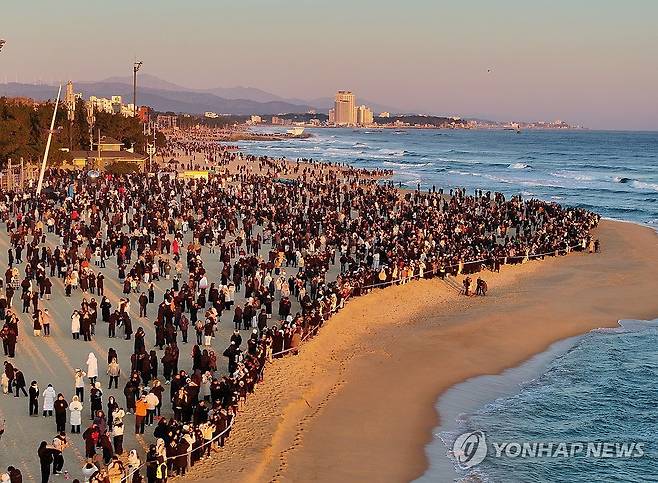 강릉 경포해변 새해맞이 인파 (강릉=연합뉴스) 양지웅 기자 = 2026년 병오년 새해 첫날인 1일 강원 강릉시 경포해변에 해맞이객 인파가 몰려있다. 2026.1.1 yangdoo@yna.co.kr