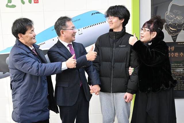 김진열 군위군수는 최근 군수실에서 군위고등학교 졸업예정인 김병현 학생의 순천향대학교 의과대학 진학을 축하하고 격려하기 위한 자리를 마련했다. 김병현 학생 기족과 김 군수(왼쪽 두 번째)가 기념사진을 찍고 있다. 군위군 제공