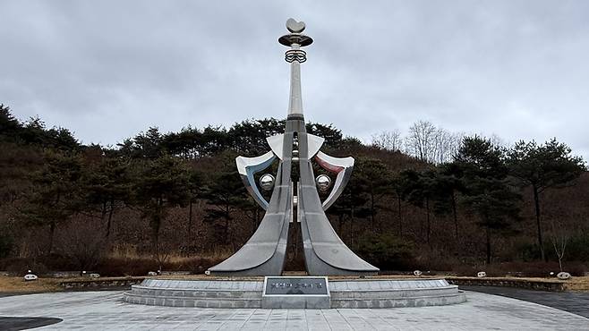 경남 함양군 대구-광주고속도로 중 동서만남의광장 휴게소에 조성된 동서화합동산 조형물. 이동현기자