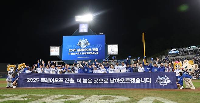 지난해 10월14일 플레이오프 진출 확정 후 삼성 라이온즈 선수단이 기념사진을 찍고 있다. <삼성 라이온즈 제공>