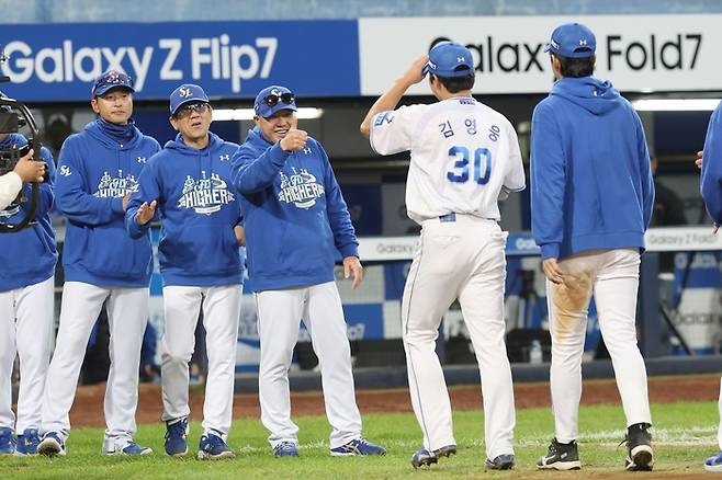삼성 라이온즈 박진만 감독이 김영웅을 격려하고 있다. <삼성 라이온즈 제공>
