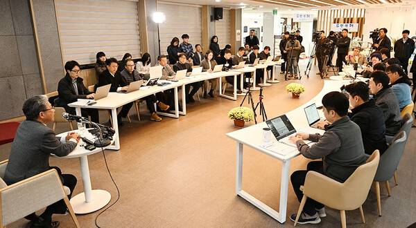 이상봉 제주도의회 의장이 출입기자단과 신년대담을 하고 있다.