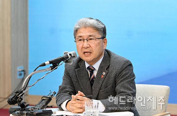 출입기자단과 신년대담을 하고 있는 이상봉 제주도의회 의장.