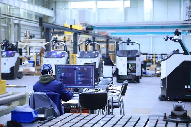 현대무벡스 청라R&D센터에서 연구원이 AGV(자율주행 운송 로봇)을 테스트 중이다.