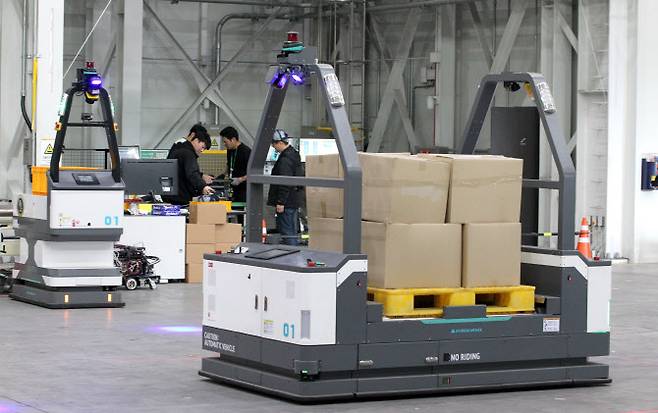 현대무벡스 청라R&D센터에서 AGV(자율주행 운반 로봇)이 사선으로 이동하며 물건을 실어나르고 있다.