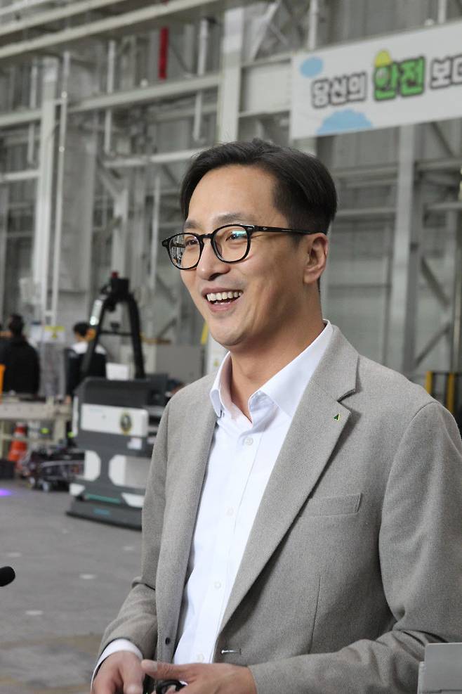 이영호 현대무벡스 연구개발(R&D) 본부장이 인천 청라R&D센터에서 물류 로봇에 대해 설명하고 있다.