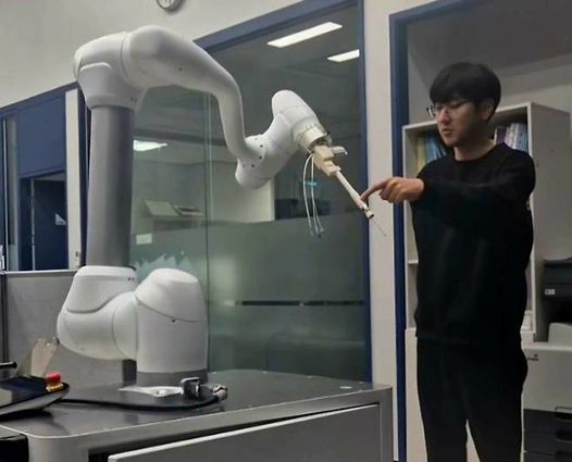 산부인과 수술 어시스트로봇 유봇. (이미지=더블유에스아이)