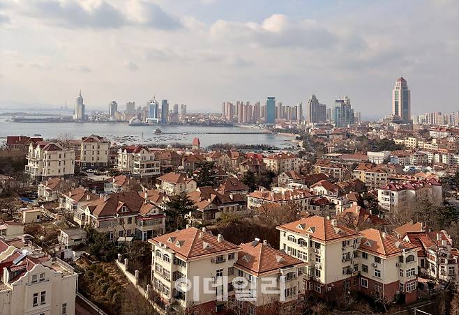 중국 칭다오 소어산 전망대에서 찍은 칭다오 도심 전경 (사진=이민하 기자)