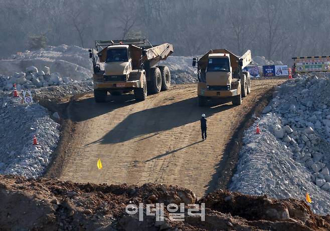 22일 찾은 용인시 처인구 원삼면 독성리, 죽능리 일원의 SK하이닉스 용인 반도체 클러스터에서 발파 석을 대형 굴착기가 험지 트럭에 싣고, 험지 트럭이 실어 나르고 있다. 대형 공사현장에서 쓰이는 험지트럭은 전국에 60대밖에 없는데, 용인 반도체 클러스터 건설 현장에 16대가 투입돼 있다. (사진=방인권 기자)