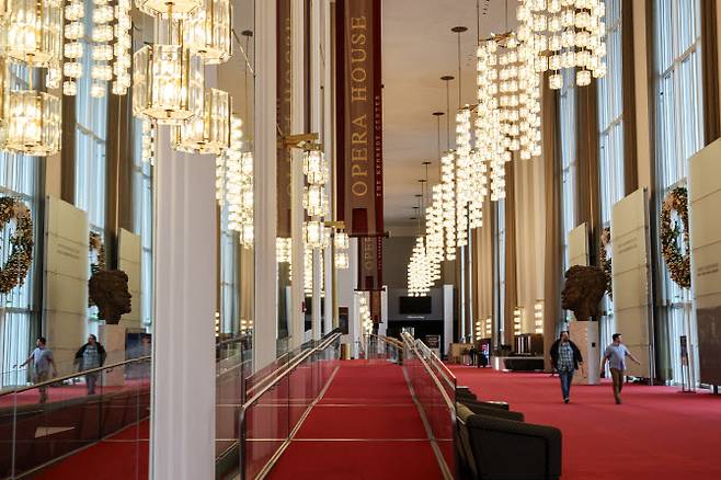 미국 워싱턴 DC에 있는 케네디센터의 이름이 ‘도널드 J. 트럼프 및 존 F. 케네디 기념 공연예술센터’로 변경된 가운데 지난해 12월 29일(현지시간) 센터 내부를 사람들이 걷고 있다. (사진=로이터)