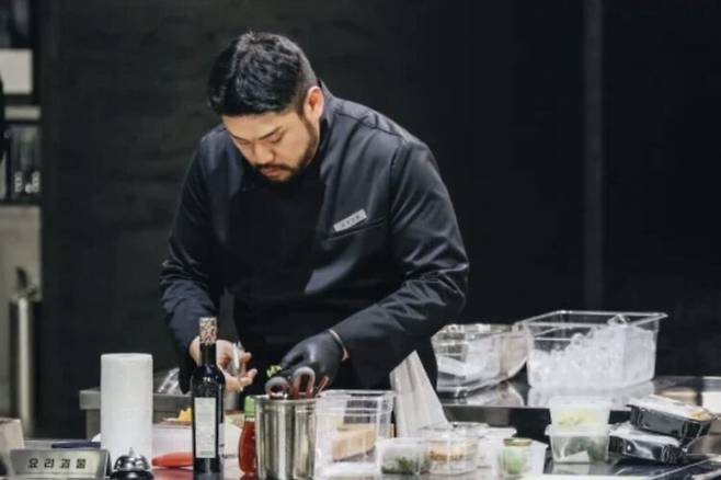 '흑백요리사2'에서 흑수저 요리사로 참가 중인 '요리괴물'이 패자부활전에서 아스파라거스를 손질하고 있다. 사진=넷플릭스