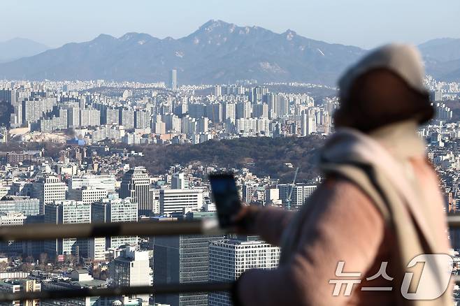 사진은 이날 서울 남산타워에서 바라본 아파트 단지. 2025.12.31/뉴스1 ⓒ News1 김민지 기자