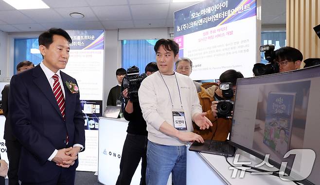 AX 혁신센터 출범식에 앞서 AX 스타트업 배너 및 전시물 등을 관람하고 있는 오세훈 서울시장 / 뉴스1 ⓒ News1