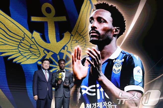 1일 오후 서울 서대문구 홍은동 스위스 그랜드호텔에서 열린 하나은행 K리그 2025대상 시상식에서 K리그2 MVP를 수상한 제르소(인천 유나이티드)가 기념촬영을 하고 있다. 2025.12.1/뉴스1 ⓒ News1 이광호 기자