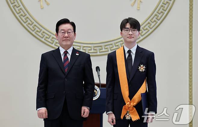이재명 대통령이 2일 청와대 영빈관에서 열린 2026년 신년 인사회에서 이상혁(페이커) 프로게이머에게 체육훈장 청룡장을 수여하고 기념촬영을 하고 있다. 2026.1.2/뉴스1 ⓒ News1 이재명 기자