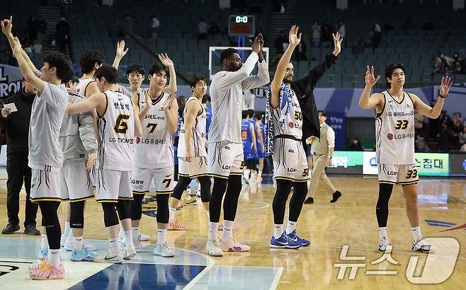 2일 오후 서울 송파구 잠실 잠실실내체육관에서 열린 2025-2026 LG전자 프로농구 정규리그 서울 삼성 썬더스와 창원 LG 세이커스의 경기, 80대62로 승리하며 20승 고지를 밟은 창원 LG 선수들이 팬들에게 인사하고 있다. 2026.1.2/뉴스1 ⓒ News1 김진환 기자
