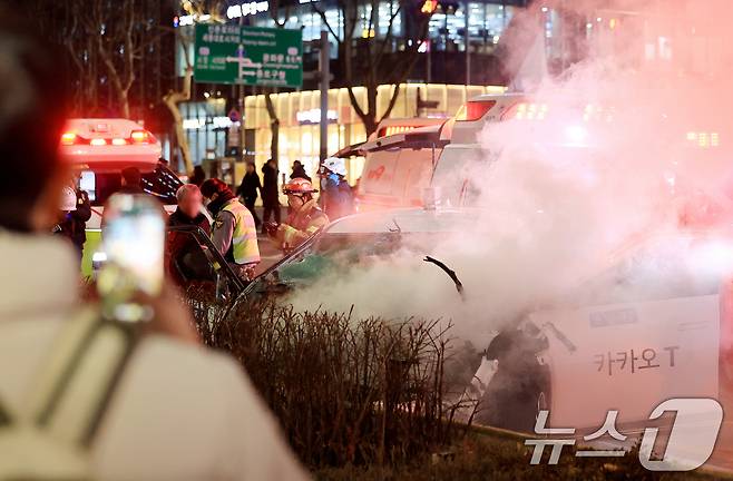 2일 오후 6시쯤 서울 지하철 1호선 종각역 인근에서 택시가 인도로 돌진해 횡단보도에서 신호 대기 중이던 시민들을 들이받는 사고가 발생했다. 이 사고로 외국인 5명을 포함해 9명의 시민이 중경상을 입었으며, 이 중 40대 한국인 여성 1명은 심정지 상태로 발견돼 인근 병원으로 이송됐으나 끝내 사망했다. 현재 소방 당국과 경찰은 정확한 사고 경위 등을 파악하고 있다. 2026.1.2/뉴스1 ⓒ News1 이호윤 기자