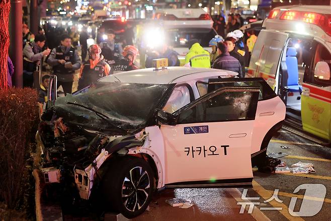 2일 오후 6시쯤 서울 지하철 1호선 종각역 인근에서 택시가 인도로 돌진해 횡단보도에서 신호 대기 중이던 시민들을 들이받는 사고가 발생했다. 이 사고로 외국인 5명을 포함해 9명의 시민이 중경상을 입었으며, 이 중 40대 한국인 여성 1명은 심정지 상태로 발견돼 인근 병원으로 이송됐으나 끝내 사망했다. 현재 소방 당국과 경찰은 정확한 사고 경위 등을 파악하고 있다. 2026.1.2/뉴스1 ⓒ News1 이호윤 기자