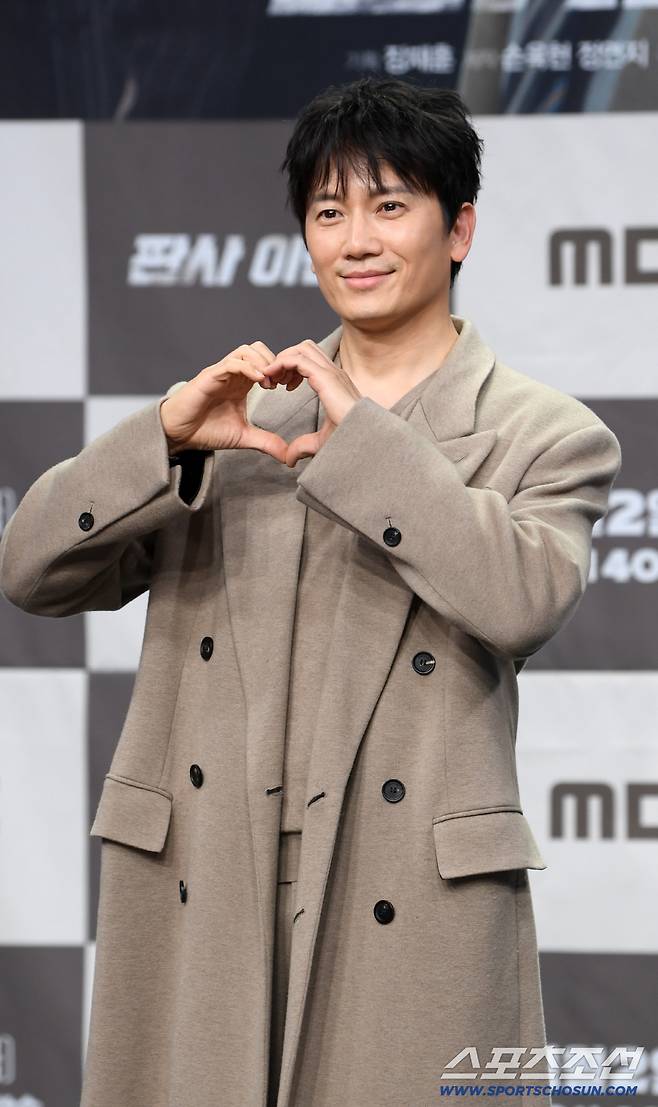 MBC 새 드라마 '판사 이한영' 제작발표회가 2일 서울 마포구 상암동 MBC 골든마우스홀에서 열렸다. 지성이 포토타임을 갖고 있다. 상암동=박재만 기자 pjm@sportschosun.com/2026.01.02/