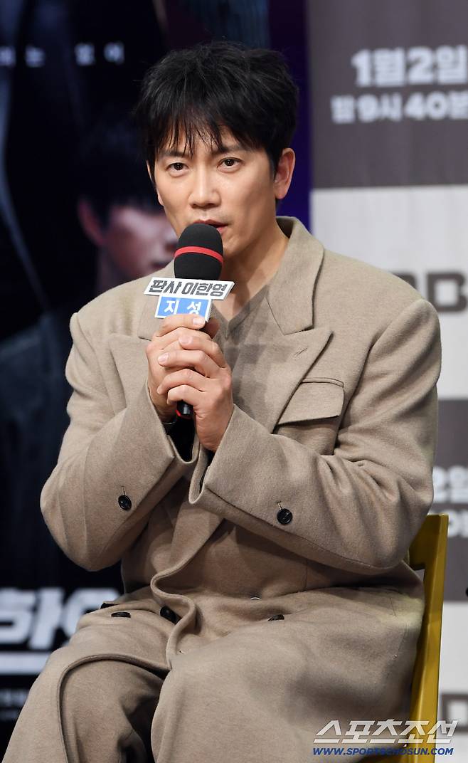 MBC 새 드라마 '판사 이한영' 제작발표회가 2일 서울 마포구 상암동 MBC 골든마우스홀에서 열렸다. 지성이 인터뷰를 하고 있다. 상암동=박재만 기자 pjm@sportschosun.com/2026.01.02/