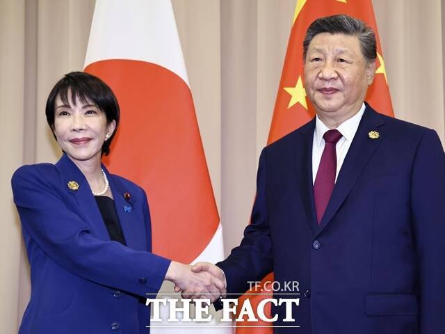 지난해 11월 7일 다카이치 사나에 일본 총리가 중의원에서 "대만 유사시는 일본이 집단자위권을 행사할 수 있는 존립위기 사태에 해당할 수 있다"고 밝히면서 중일 갈등이 시작됐다. 사진은 지난해 10월 31일 경주 아시아태평양경제협력체(APEC)를 계기로 열린 중일정상회담 전 악수하는 다카이치 총리와 시진핑 중국 국가주석이다. /뉴시스