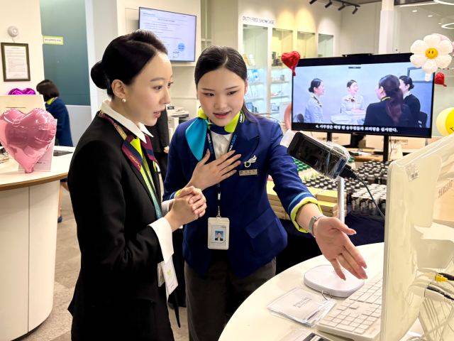 지난 1일 에어부산 사옥 내 객실브리핑실에서 에어부산 객실승무원이 진에어 객실승무원에게 브리핑실 주요 시설을 안내하고 있다. /에어부산