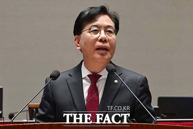 송언석 국민의힘 원내대표가 2일 국회에서 기자간담회를 열고 "더불어민주당 정청래 대표의 측근인 성추행범 장경태 의원부터 즉각 제명하라"고 촉구했다. /남용희 기