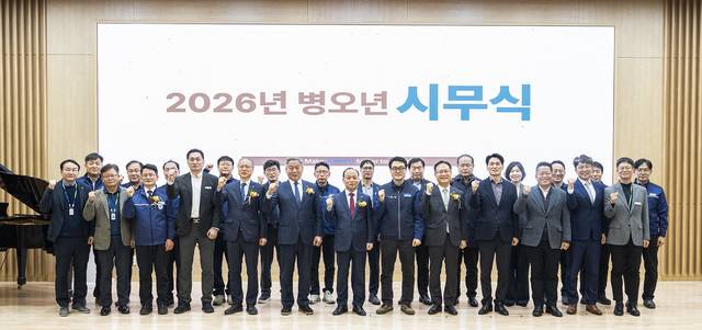 이영조 한국중부발전 사장(가운데)은 2일 신보령발전본부에서 2026년 병오년 시무식을 열고 "해상풍력 등 주요 재생에너지 사업을 개발 단계를 넘어 운영과 성과 창출 단계로 격상시키겠다"고 말했다. / 중부발전