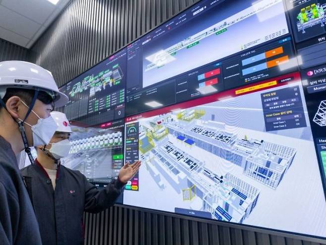 경남 창원시 LG스마트파크에서 직원들이 디지털 트윈, PIE 플랫폼 등을 통해 생산라인의 가동 현황과 오류 가능성 등을 확인하고 있다. LG전자