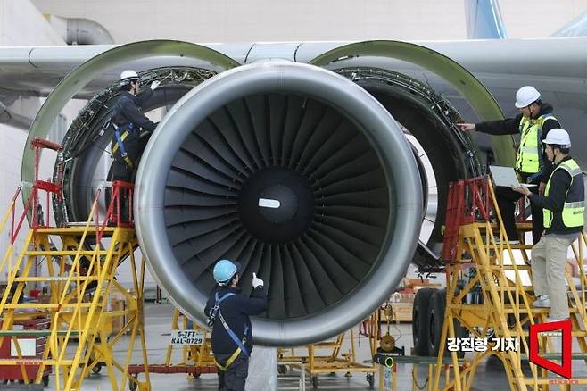 9일 인천 중구 대한항공정비고에서 대한항공 예지정비 엔지니어와 정비사가 A330항공기 엔진 흡입구에 장착된 온도 센서를 점검하고 있다. 강진형 기자