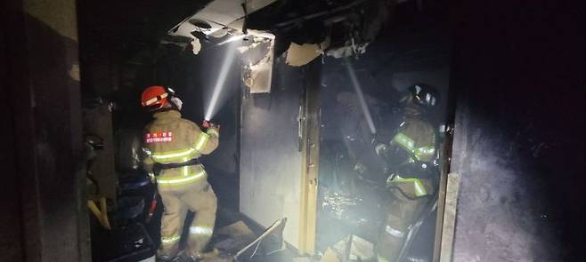 소방관들이 안양 소재 의료시설 화재를 진화하고 있다. 경기도소방재난본부 제공