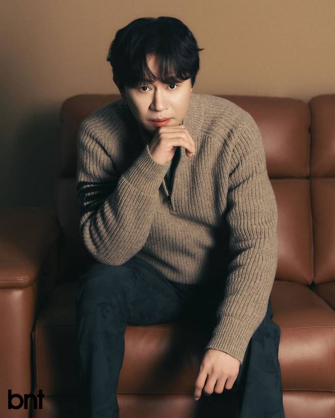 김민종 스웨터와 팬츠 모두 AMAZING CRE 제품.