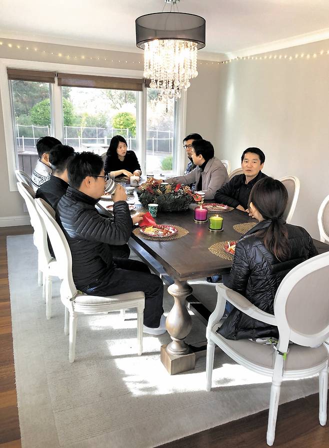 미국의 한국 스타트업 커뮤니티인 UKF는 2018년 12월 실리콘밸리 이기하 공동 의장 집에서 서로 돕는 모임인 ‘82스타트업’으로 시작했다(왼쪽 사진). 82는 한국의 국제전화 식별번호다./UFK